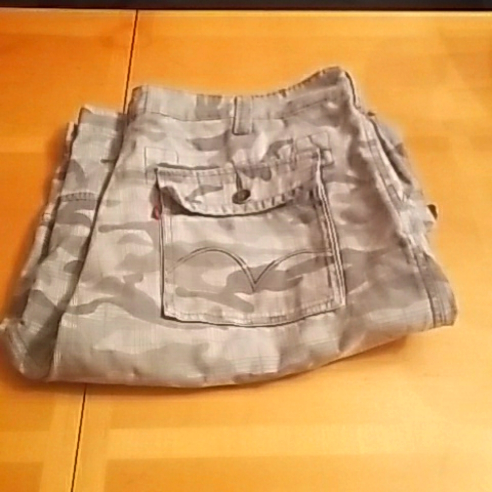 LEVIS CARGO CAMO SHORTS SIZE 40 GRAY SILVER N WHITE